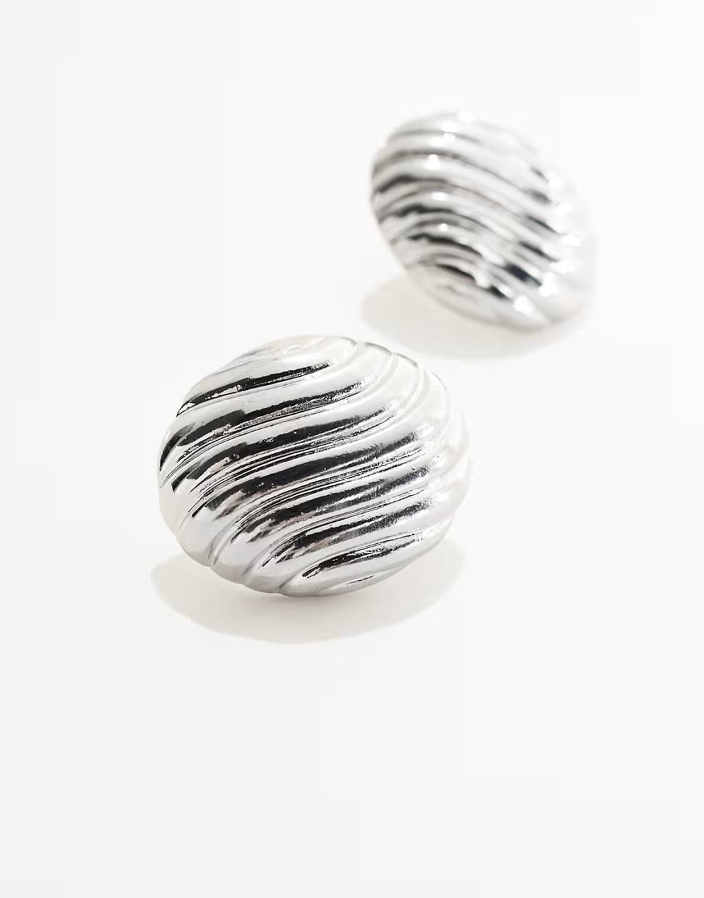 The Shellé Oval Studs